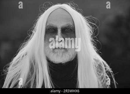 Diavolo nel cappello malvagio della strega. Uomo diavolo con cranio con  occhi sanguinosi. Uomo bearded vestito come mostro di Halloween. Felice  Halloween Foto stock - Alamy