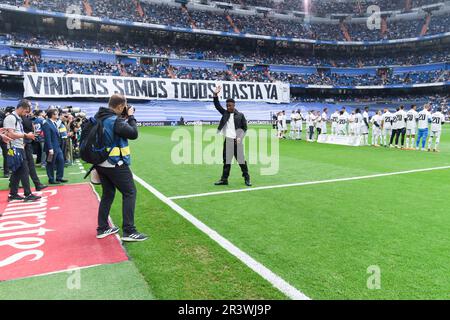 Madrid, Spagna. 24th maggio, 2023. Vinicius Jr. Del Real Madrid C) riconosce i tifosi prima della partita di calcio spagnola la Liga tra il Real Madrid e Rayo Vallecano a Madrid, Spagna, 24 maggio 2023. Credit: Gustavo Valiente/Xinhua/Alamy Live News Foto Stock