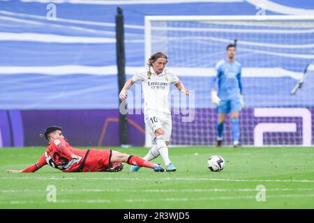 Madrid, Spagna. 24th maggio, 2023. Luka Modric (R) del Real Madrid con Oscar Valentin di Vallecano durante la partita di calcio spagnola la Liga tra il Real Madrid e Rayo Vallecano a Madrid, Spagna, 24 maggio 2023. Credit: Gustavo Valiente/Xinhua/Alamy Live News Foto Stock