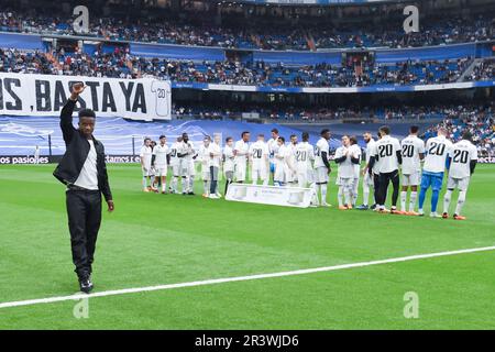 Madrid, Spagna. 24th maggio, 2023. Vinicius Jr. Del Real Madrid L) riconosce i tifosi prima della partita di calcio spagnola la Liga tra il Real Madrid e Rayo Vallecano a Madrid, Spagna, 24 maggio 2023. Credit: Gustavo Valiente/Xinhua/Alamy Live News Foto Stock