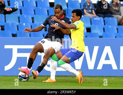 (230525) -- MENDOZA, 25 maggio 2023 (Xinhua) -- Kaiki (R) del Brasile vies con Israele Boatwright della Repubblica Dominicana durante la partita di Coppa del mondo FIFA U20 gruppo D tra il Brasile e la Repubblica Dominicana a Mendoza, Argentina, 24 maggio 2023. (TELAM/Handout via Xinhua) Foto Stock