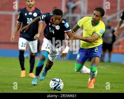 (230525) -- MENDOZA, 25 maggio 2023 (Xinhua) -- Arthur (R) del Brasile vies con Yordy Alvarez della Repubblica Dominicana durante la partita di Coppa del mondo FIFA U20 gruppo D tra il Brasile e la Repubblica Dominicana a Mendoza, Argentina, 24 maggio 2023. (TELAM/Handout via Xinhua) Foto Stock