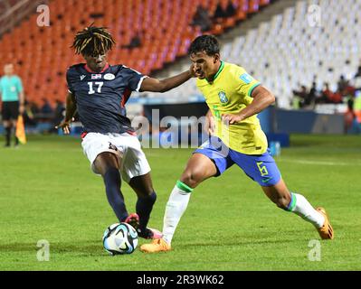 (230525) -- MENDOZA, 25 maggio 2023 (Xinhua) -- Kaiki (R) del Brasile vies con Jason Yambatis della Repubblica Dominicana durante la partita di Coppa del mondo FIFA U20 di gruppo D tra il Brasile e la Repubblica Dominicana a Mendoza, Argentina, 24 maggio 2023. (TELAM/Handout via Xinhua) Foto Stock