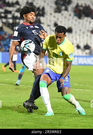 (230525) -- MENDOZA, 25 maggio 2023 (Xinhua) -- Kevin (R) del Brasile vies con Kleffer Martes della Repubblica Dominicana durante la partita di Coppa del mondo FIFA U20 gruppo D tra il Brasile e la Repubblica Dominicana a Mendoza, Argentina, 24 maggio 2023. (TELAM/Handout via Xinhua) Foto Stock