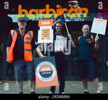 Londra, Regno Unito. 25th maggio 2023. La linea di picket del GMB Union al Barbican Centre mentre centinaia di lavoratori della City of London Corporation, l’autorità per il centro finanziario di Londra, colpirono sulla retribuzione. Credit: Vuk Valcic/Alamy Live News Foto Stock