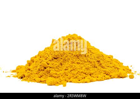 Curcuma in polvere isolato su sfondo bianco. Spezie in polvere di curcuma macinate essiccate Foto Stock