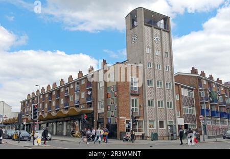 Appartamenti Central Parade e torre dell'orologio su Church Hill a Walthamstow, East London, un caratteristico edificio residenziale interbellico che combina #SocialHousing Foto Stock