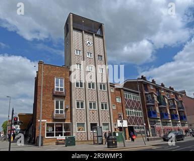 Appartamenti Central Parade e torre dell'orologio su Church Hill a Walthamstow, East London, un caratteristico edificio residenziale interbellico che combina #SocialHousing Foto Stock