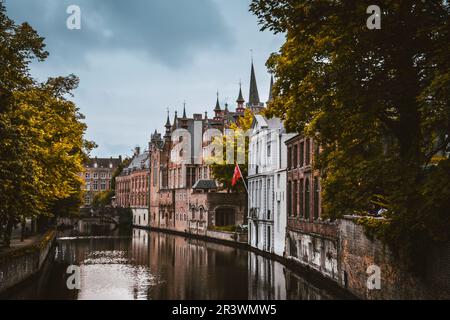 Pittoresca scena autunnale a Bruges medievale, Belgio Foto Stock