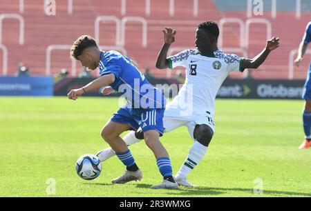 (230525) -- MENDOZA, 25 maggio 2023 (Xinhua) -- Samson Lawal (R) della Nigeria vies con Simone Pafundi d'Italia durante la partita di Coppa del mondo FIFA U20 di gruppo D tra la Nigeria e l'Italia a Mendoza, Argentina, 24 maggio 2023. (TELAM/Handout via Xinhua) Foto Stock