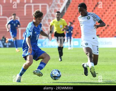 (230525) -- MENDOZA, 25 maggio 2023 (Xinhua) -- Benjamin Fredrick (R) della Nigeria vies con Tommaso Baldanzi d'Italia durante la Coppa del mondo FIFA U20 gruppo D incontro tra la Nigeria e l'Italia a Mendoza, Argentina, 24 maggio 2023. (TELAM/Handout via Xinhua) Foto Stock