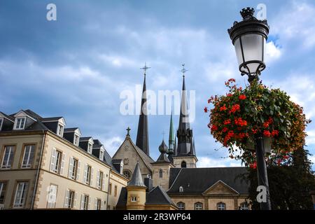 Vista delle guglie della Cattedrale di Notre-Dame da Place Guilhaume II - Città di Lussemburgo Foto Stock