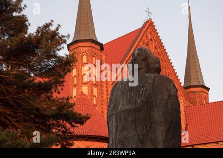 Un monumento di Nicolò Copernico in stile gotico Archcathedral Basilica dell Assunzione della Beata Vergine Maria e di San Andrea, Cattedrale di Frombork, su Foto Stock