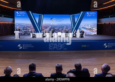 Mosca, Russia. 24th maggio, 2023. Il presidente russo Vladimir Putin (1st L sul palco) tiene un discorso durante la sessione plenaria del secondo Forum economico eurasiatico dell'Unione economica eurasiatica a Mosca, in Russia, 24 maggio 2023. Il secondo Forum economico eurasiatico dell'Unione economica eurasiatica si è tenuto online e offline mercoledì, con il tema dell'integrazione eurasiatica in un mondo multipolare. Credit: Bai Xueqi/Xinhua/Alamy Live News Foto Stock