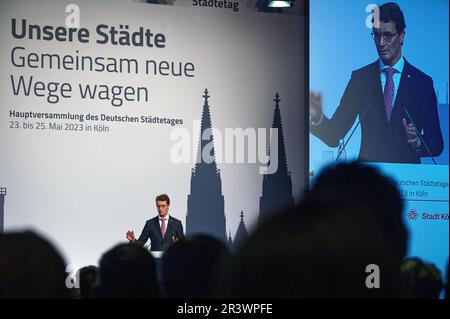 Colonia, Germania. 25th maggio, 2023. Hendrik Wüst (CDU), Ministro Presidente della Renania settentrionale-Vestfalia, interviene all'assemblea generale annuale dell'Associazione tedesca delle città. Credit: Henning Kaiser/dpa/Alamy Live News Foto Stock