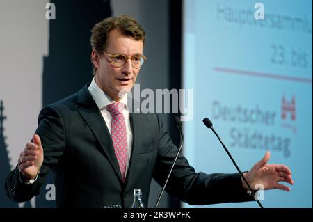 Colonia, Germania. 25th maggio, 2023. Hendrik Wüst (CDU), Ministro Presidente della Renania settentrionale-Vestfalia, interviene all'assemblea generale annuale dell'Associazione tedesca delle città. Credit: Henning Kaiser/dpa/Alamy Live News Foto Stock