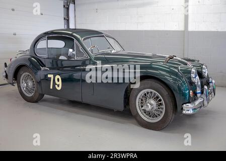 Leggendaria vettura vintage Jaguar XK 120. 2023 VSCC Pomeroy Trophy vetture classiche circuito di Silverstone Inghilterra Regno Unito Foto Stock