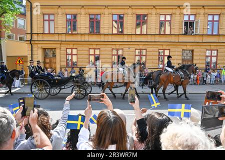 Linkoping, Svezia. 25th maggio, 2023. Il re svedese Carl XVI Gustaf e la regina Silvia a Linköping, in Svezia, il 25 maggio 2023, durante la visita regale nella contea di Ostergotland per celebrare il 50th° giubileo del re HM. Foto: Jonas Ekströmer/TT/code 10030 Credit: TT News Agency/Alamy Live News Foto Stock