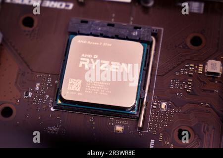 Tyumen, Russia-03 maggio 2023: Primo piano del processore AMD Ryzen 7 2700 nel socket CPU della scheda madre nero. Messa a fuoco selettiva Foto Stock