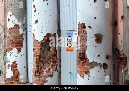 OKHTYRKA, UCRAINA - 24 MAGGIO 2023 - Un edificio nel centro della città mostra danni causati da conchiglie russe, Okhtyrka, Sumy Regione, nord-est Ucraina. Foto Stock