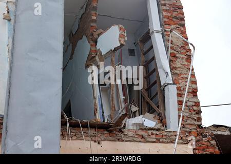 OKHTYRKA, UCRAINA - 24 MAGGIO 2023 - Un edificio nel centro della città mostra danni causati da conchiglie russe, Okhtyrka, Sumy Regione, nord-est Ucraina. Foto Stock