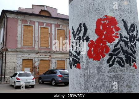 OKHTYRKA, UCRAINA - 24 MAGGIO 2023 - Graffiti presenta un ornamento ricamo popolare ucraino nella strada di Okhtyrka, regione di Sumy, Ucraina nord-orientale Foto Stock