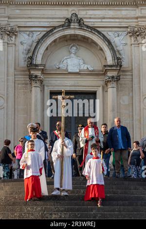 Una processione religiosa a Zafferana Etnea, Sicilia in ringraziamento per il miracoloso arresto del flusso lavico del 1992 che minacciava di distruggere la città Foto Stock