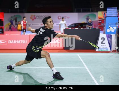 Kuala Lumpur, Malesia. 25th maggio, 2023. Il giapponese Nishimoto Kenta compete durante la partita maschile di single 2nd round contro il indonesiano Jonatan Christie al Malaysia Masters 2023 di Kuala Lumpur, Malesia, 25 maggio 2023. Credit: Wong Fok Loy/Xinhua/Alamy Live News Foto Stock