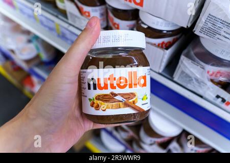 Tyumen, Russia-05 maggio 2023: Nutella è un marchio molto popolare di una crema al cioccolato Foto Stock