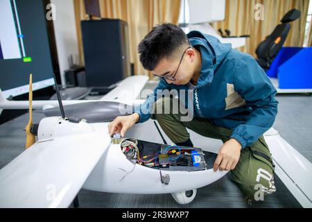 (230525) -- GUIYANG, 25 maggio 2023 (Xinhua) -- Un membro dello staff lavora a un esperimento di simulazione di un veicolo aereo senza equipaggio (UAV) presso il laboratorio chiave di Stato dei grandi dati pubblici all'Università di Guizhou a Guiyang, provincia di Guizhou, nel sud-ovest della Cina, 23 maggio 2023. Come primo nel suo genere nel campo dei big data nel paese, il laboratorio statale dei big data pubblici dell'Università di Guizhou ha tre linee guida stabili per la ricerca, tra cui la tecnologia di fusione e integrazione dei dati multi-sorgente, la sicurezza dei big data pubblici e la protezione della privacy, i dati a blocchi e la governance regionale. (Xinhua/Liu Xu) Foto Stock