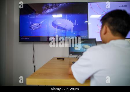 (230525) -- GUIYANG, 25 maggio 2023 (Xinhua) -- Un membro dello staff conduce una ricerca sul telescopio radio sferico aperture da cinquecento metri (FAST) presso il laboratorio chiave di Stato dei grandi dati pubblici all'Università di Guizhou a Guiyang, provincia di Guizhou, nel sud-ovest della Cina, 23 maggio 2023. Come primo nel suo genere nel campo dei big data nel paese, il laboratorio statale dei big data pubblici dell'Università di Guizhou ha tre linee guida stabili per la ricerca, tra cui la tecnologia di fusione e integrazione dei dati multi-sorgente, la sicurezza dei big data pubblici e la protezione della privacy, i dati a blocchi e la governance regionale. (Xinhua/Liu X Foto Stock