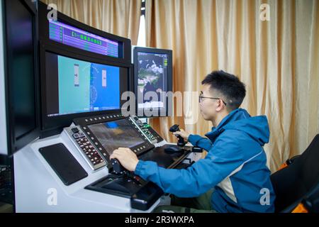 (230525) -- GUIYANG, 25 maggio 2023 (Xinhua) -- Un membro dello staff lavora a un esperimento di simulazione di un veicolo aereo senza equipaggio (UAV) presso il laboratorio chiave di Stato dei grandi dati pubblici all'Università di Guizhou a Guiyang, provincia di Guizhou, nel sud-ovest della Cina, 23 maggio 2023. Come primo nel suo genere nel campo dei big data nel paese, il laboratorio statale dei big data pubblici dell'Università di Guizhou ha tre linee guida stabili per la ricerca, tra cui la tecnologia di fusione e integrazione dei dati multi-sorgente, la sicurezza dei big data pubblici e la protezione della privacy, i dati a blocchi e la governance regionale. (Xinhua/Liu Xu) Foto Stock