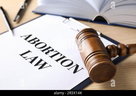 Appunti con testo Legge sull'aborto e gavel su tavola di legno, primo piano Foto Stock