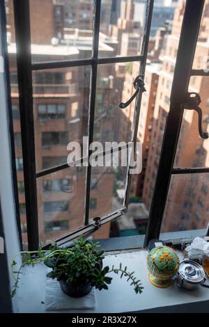 Gli edifici di Manhattan si affacciano attraverso una finestra aperta di appartamenti in vecchio stile Foto Stock