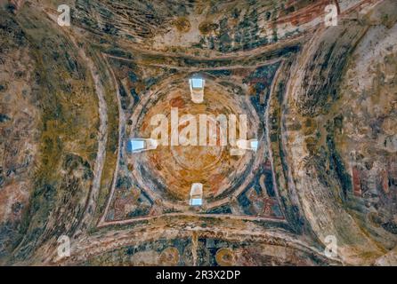 Cristo Pantocratore, dipinti bizantini nella chiesa di Agioi Anargyroi vicino al villaggio di Nomitsi, Mani Messenian, Exo mani, penisola del Peloponneso, Grecia Foto Stock