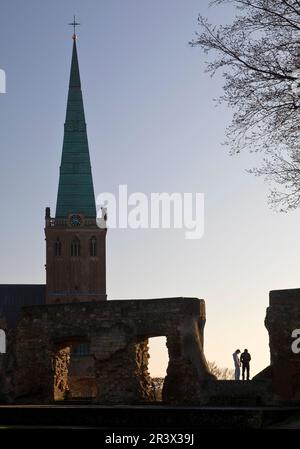 Rovine del Castello di Heinsberg con la Chiesa di San Gangolf, Burgberg e Kirchberg, Heinsberg, Germania Foto Stock