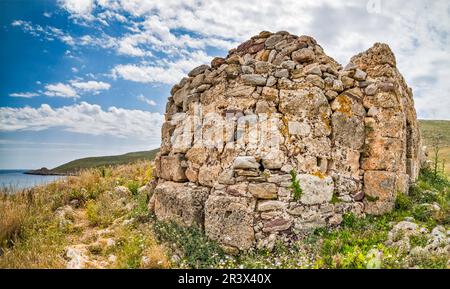 Antico tempio in rovina, sito archeologico di Tainaro, vicino a Capo Matapan (Capo Tainaron), penisola di mani, regione di mani, regione del Peloponneso, Grecia Foto Stock