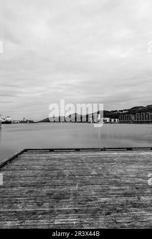 Sandnes, Norvegia, 18 2023 maggio, passeggiata sul lungomare o molo in legno stagionato che si affaccia sull'oceano al porto di Sandnes senza persone Foto Stock