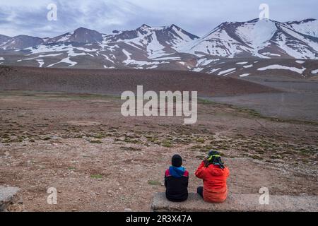 Due bambini osservano la cima di Ighil M'Goun Foto Stock