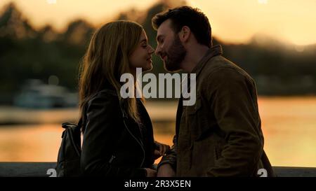 CHRIS EVANS e ANA DE ARMAS in GHOSTED (2023), diretto da DEXTER FLETCHER. Credito: Apple Original Films / Album Foto Stock