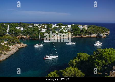 Enbarcaciones de recreo en Cala Ferrera, Cala Dor, municipio di Santanyi, isole balneari, Spagna. Foto Stock