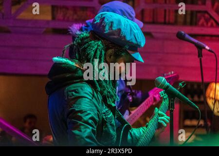 Concerto di musica Gnawa su una terrazza del muro Foto Stock