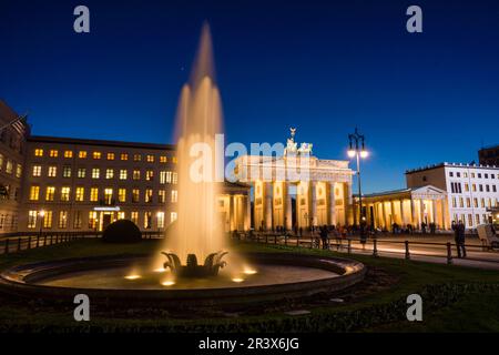 La puerta de Brandenburgo, obra del arquitecto Carl Gotthard Langhans, Berlino, Alemania, l'Europa. Foto Stock