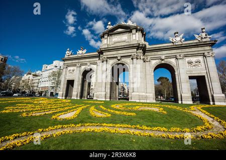 Puerta de Alcalá, rotonda de la Plaza de la Independencia, Madrid, Spagna, Europa. Foto Stock