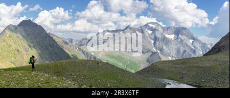 Escursionista frente al pico Posets, 3371 mts, Valle de Añes Cruces, Parque natural Posets-Maladeta, Huesca, cordillera de los Pirineos, Spagna. Foto Stock