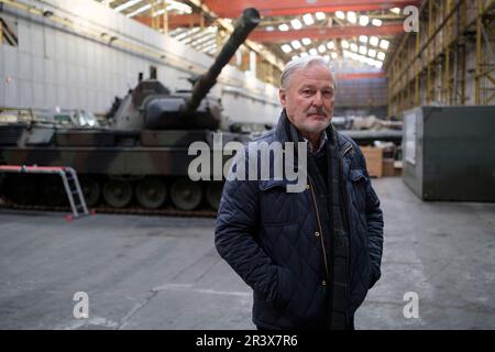 Belgio, Tournai, 02 febbraio 2023: Freddy Versluys, CEO di OIP Sensor Systems, proprietario di una cinquantina di carri armati Leopard 1 fuori servizio acquistati dalla B Foto Stock