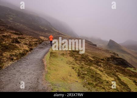 Senderista, valle de Quiraing, Skye, Highlands, Escocia, Reino Unido. Foto Stock