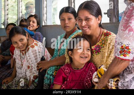 mujeres indigenas, . centro de salud, Lancetillo (la Parroquia), municipio di Uspantán, Quiche , sierra de Chamá, Guatemala, America Centrale. Foto Stock