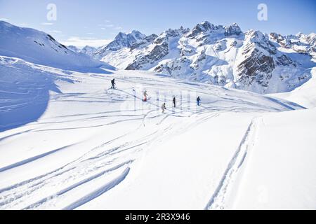 Alpi francesi, Serre-Chevalier: Gruppo di sciatori accompagnato da un istruttore di sci fuori pista. Pratica di sci alpinismo (sci di fondo) e fuori pista Foto Stock