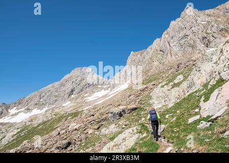Salita al picco Argualas, catena montuosa dei Pirenei, Huesca, Spagna. Foto Stock